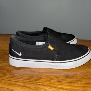 Nik canvas slip on.